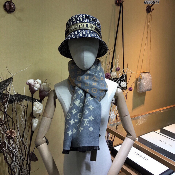 lu vi scarf