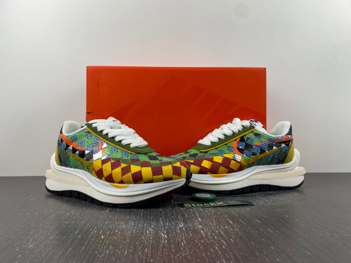 nike ldvaporwaffle mix / sacai low “green gusto” dr5209-300