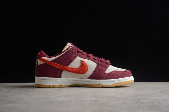 skate like a girl x nike sb dunk low dx4589-600